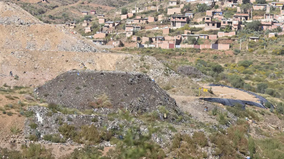 Un promontorio de basura en el relleno sanitario de K’ara K’ara./DICO SOLÍS