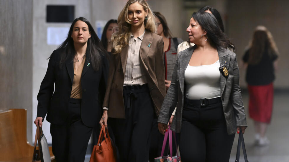 La exmodelo Kaja Sokola (C) llega a un tribunal de Nueva York el 8 de mayo de 2025