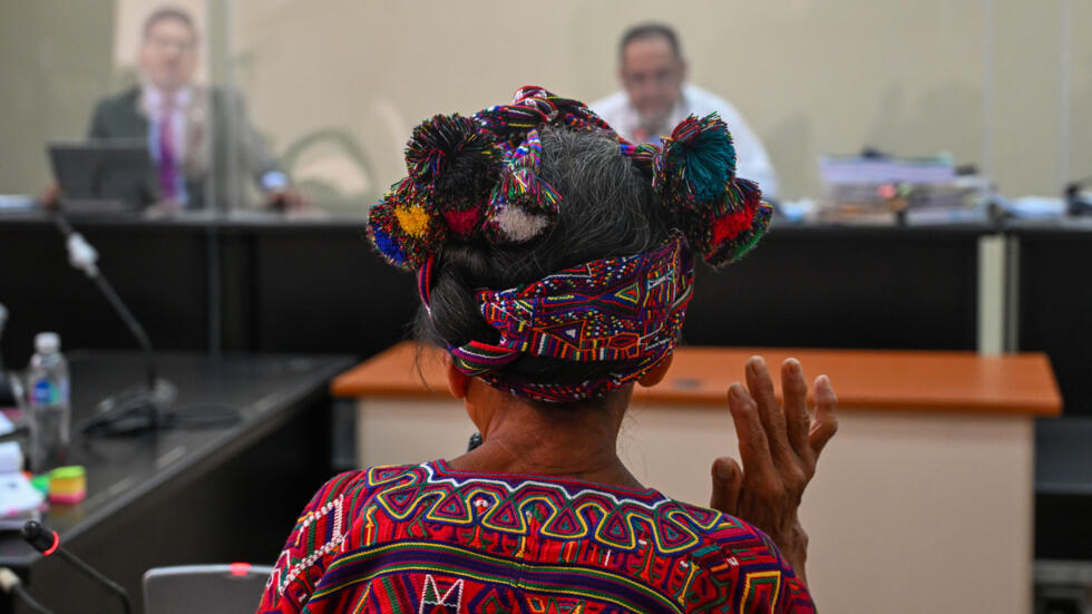 Una indígena ixil superviviente de la guerra civil asiste a un juicio en Ciudad de Guatemala el 8 de abril de 2024