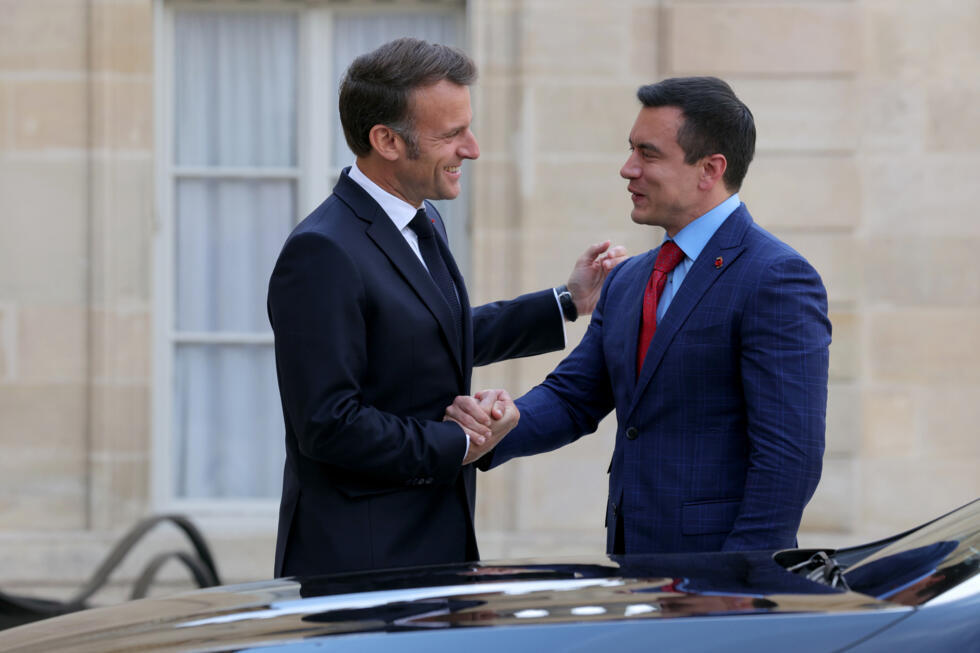 El presidente francés,  Emmanuel Macron (I), recibe a su homólogo de Ecuador, Daniel Noboa, en el Palacio del Elíseo, en París, el 8 de mayo de 2025