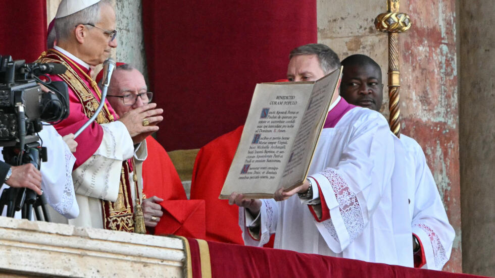 El nuevo papa, Robert Francis Prevost, se presenta ante los fieles como León XIV el 8 de mayo de 2025 en el balcón de la logia de la Basílica de San Pedro, en Ciudad del Vaticano