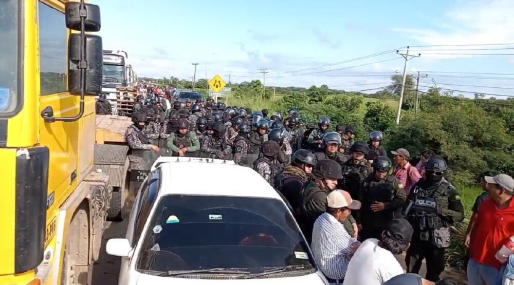 Policía intentó desbloquear a la altura de Pailón / Foto: Néstor Lovera 