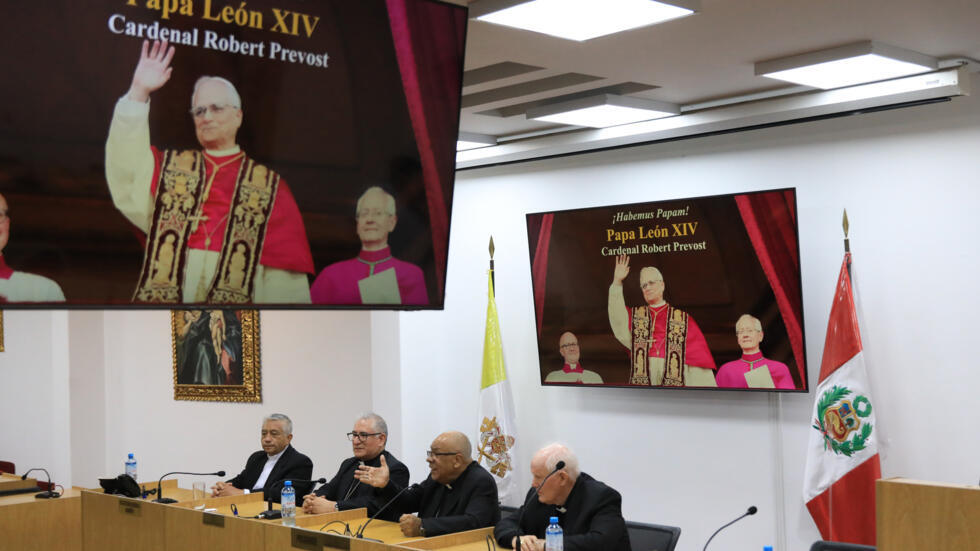 La Conferencia Episcopal peruana ofrece una rueda de prensa tras la elección del cardenal Robert Prevost como nuevo papa, León XIV, el 8 de mayo de 2025