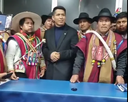 El presidente del Senado, Andrónico Rodríguez, recibe el respaldo de los campesinos.