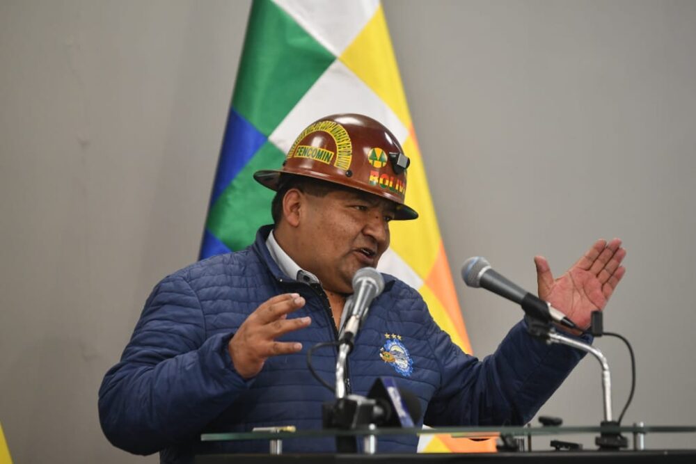 El ministro de Minería, Alejandro Santos, informa nuevas medidas. Foto: Archivo.