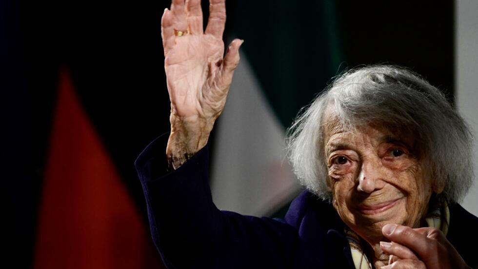 Margot Friedländer saluda durante una entrega de medallas en el museo Bode de Berlín, el 4 de junio de 2024