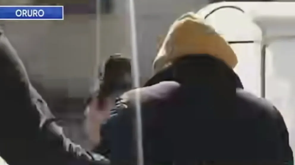 Uno de los agresores fue identificado, se busca al resto. Foto: Captura Bolivia TV