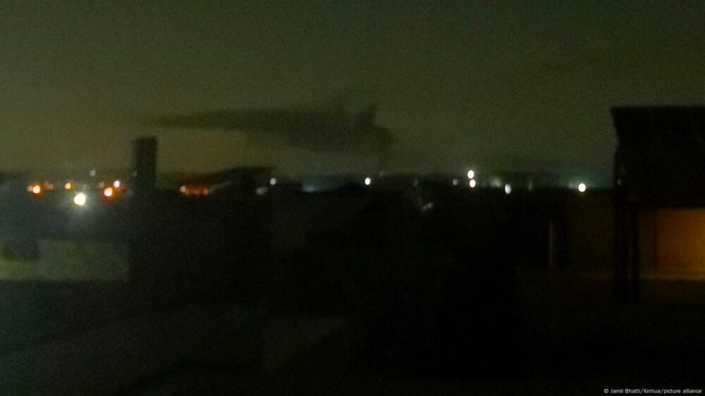 La foto muestra una nube de humo cerca del sitio de una explosión en Rawalpindi, Pakistán, ocurrida el viernes (09.05.2025).