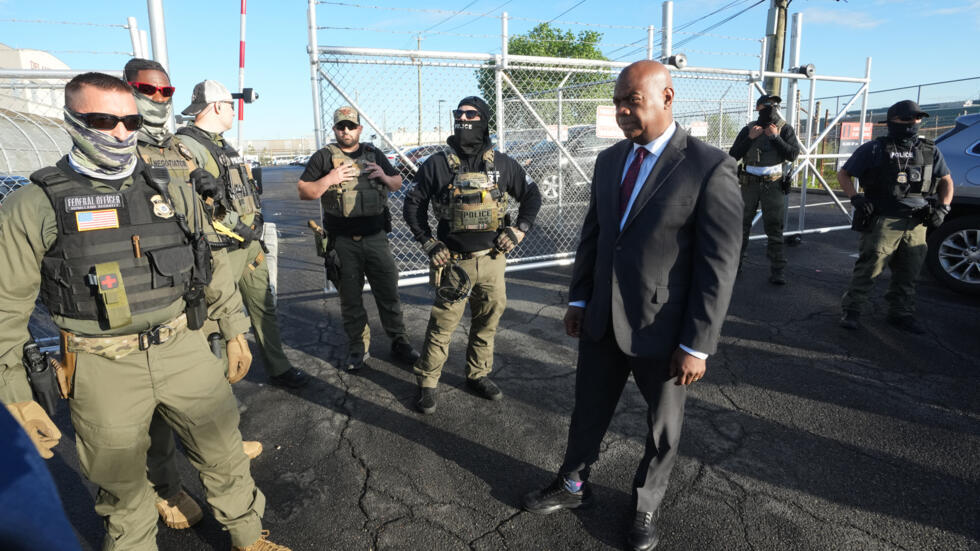 El alcalde de Newark, Ras Baraka, visita el centro de detención Delaney Hall, pero no lo dejan ingresar, el 7 de mayo de 2025 en Newark, Nueva Jersey.