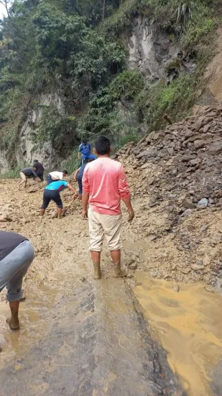 En el camino a Yungas se reporta un embarrancamiento y deslizamientos por las lluvias