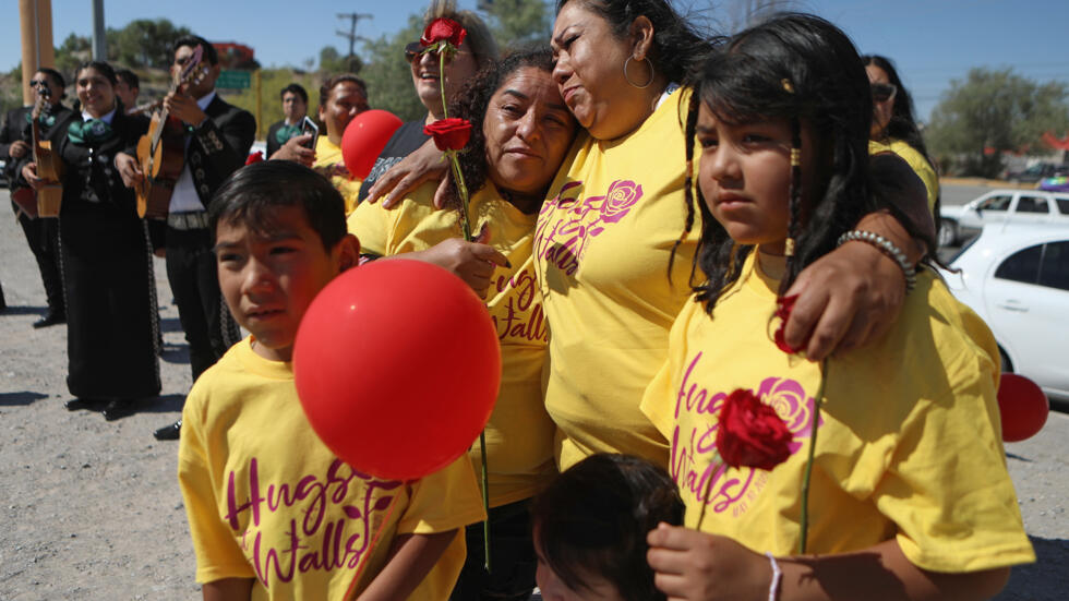 Matilde Rosales, 51, protesta junto a su familia contra la política migratoria del gobierno de EEUU en la fronteriza Ciudad Juárez, en México, el 10 de mayo de 2025.