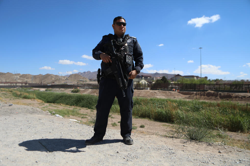 Un policía mexicano monta guardia durante la protesta binacional "Madres de la frontera,amor sin rontreras", en Ciudad Juárez, México, el 10 de mayo de 2025