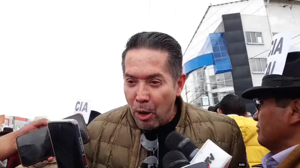 El exalcalde de Warnes, Mario Cronenbol, llegó a la proclamación de Andrónico Rodríguez.