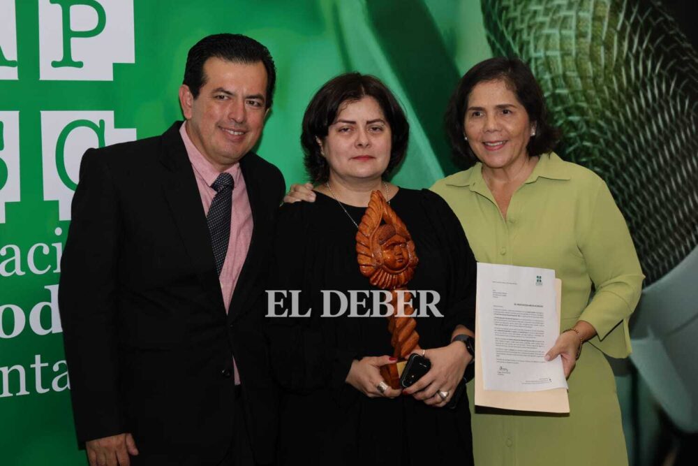Marco Curi, Silvana Vincenti y Maggy Talavera, durante el acto por el Día del Periodista Boliviano/Foto: Fuad Landívar