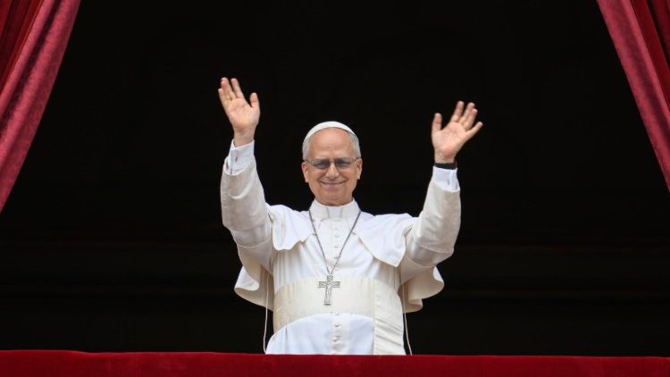 El Papa de detuvo unos segundos para saludar al Pueblo de Dios que vino a su encuentro