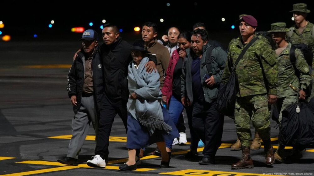 Familiares de los soldados muertos llegan a recibir los restos de sus seres queridos, a un aeropuerto en Quito.