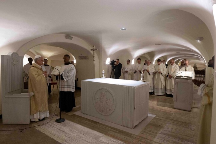 El papa León XIV en las Grutas Vaticanas. (EFE)