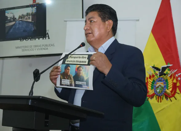 El ministro Édgar Montaño informa las pérdidas en peajes. Foto: APG.