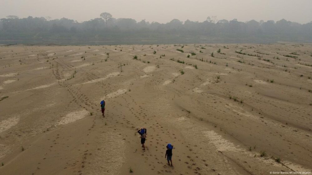En la foto, residentes transportan agua potable desde Humaita a la comunidad de Paraizinho, a lo largo del seco río Madeira, afluente del río Amazonas, en medio de una sequía, estado de Amazonas, Brasil. 