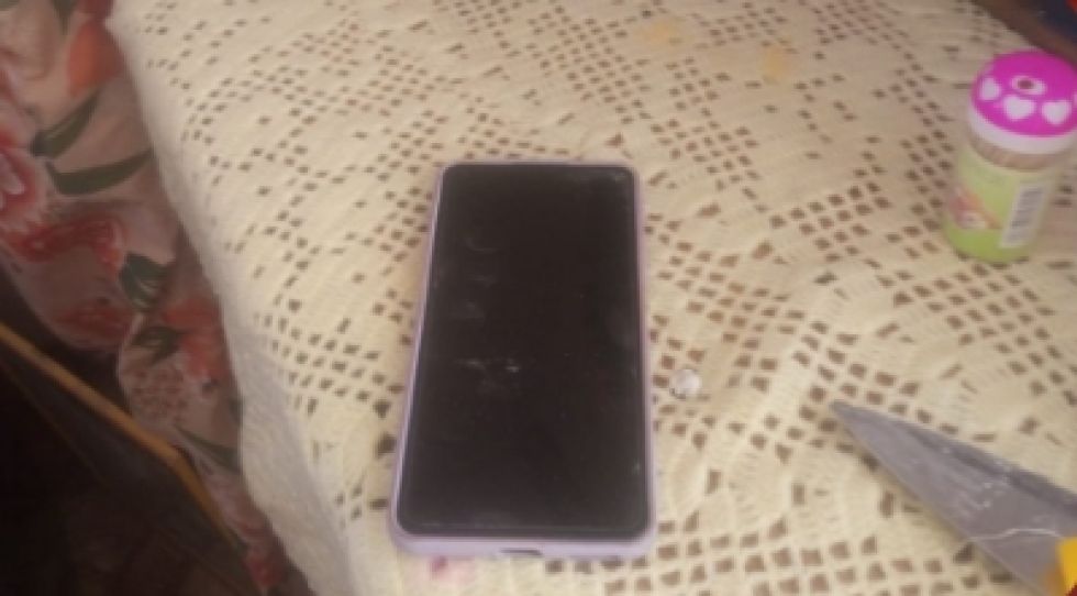 El celular de la menor.