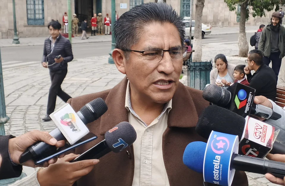 El jefe nacional de MTS Félix Patzi es entrevistado por la prensa. Foto: DTV