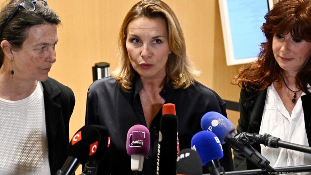 Una de las demandantes, Amélie, habla con la prensa tras la sentencie en el juicio por agresión sexual contra el ícono del cine francés Gerard Depardieu, en un tribunal de París, este 13 de mayo de 2025.