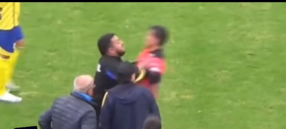Momento de la agresión. Foto: captura de pantalla.