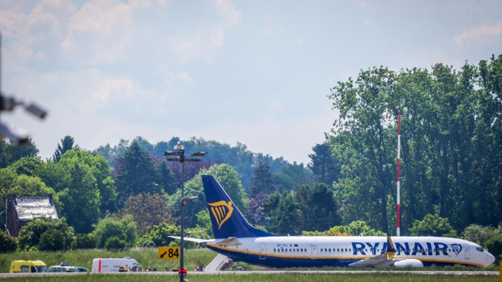 Un avión de la aerolínea de bajo coste Ryanair procedente de Faro en Portugal, permanece en las pistas del aeropuerto belga de Charleroi tras la amenaza de bomba, el 13 de mayo de 2025 al sur de Bruselas