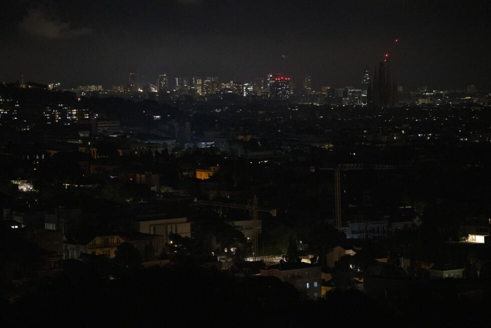 La ciudad española de Barcelona, parcialmente a oscuras durante el apagón, en la noche del 28 de abril de 2025