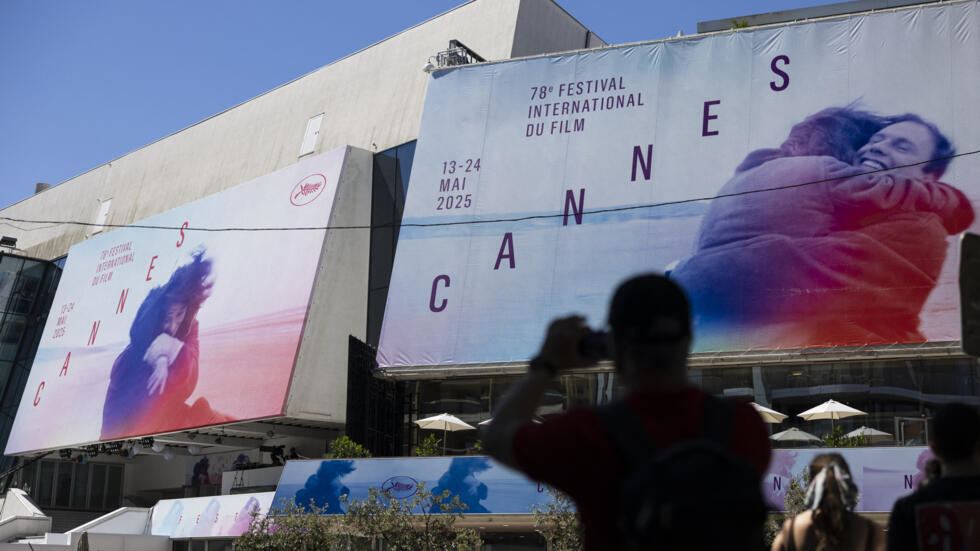 Un peatón toma una fotografía ante el Palacio de Festivales, en vísperas de la 78 edición del Festival de Cannes, el 12 de mayo.