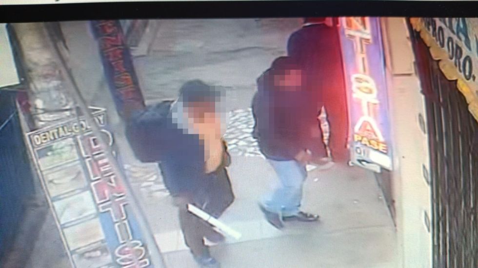El diplomático Esteban Coico junto a la persona que había compartido bebidas alcohólicas en El Alto.