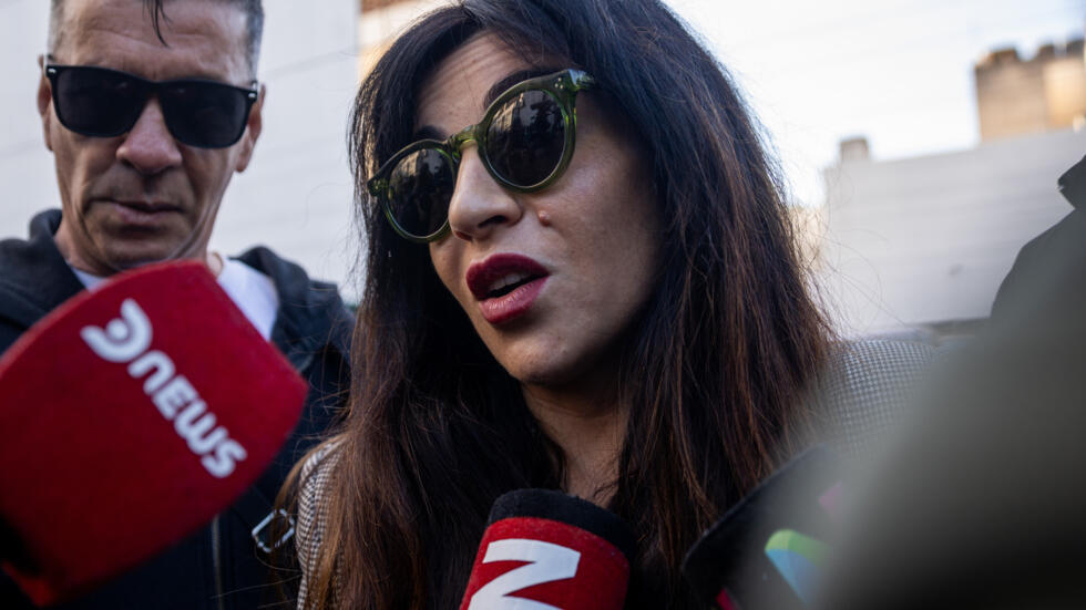 Gianinna Maradona, hija del legendario futbolista argentino Diego Maradona, habla con la prensa el 13 de mayo de 2025 a su llegada a los tribunales en San Isidro, afueras de Buenos Aires, para el juicio por la muerte de su padre