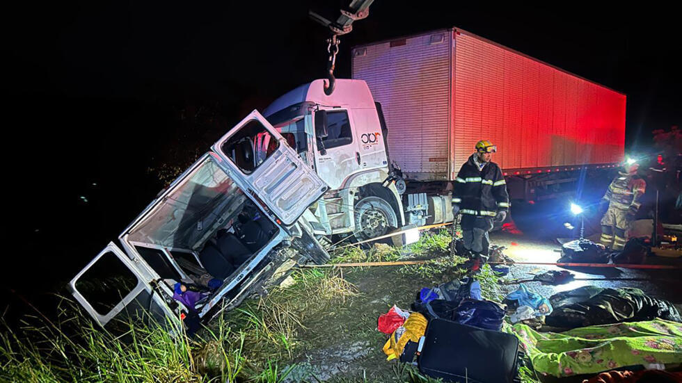 Los bomberos trabajan en el lugar del accidente mortal entre una furgoneta y un camión, el 14 de mayo de 2025 cerca de Grao Mogol, en el estado de Minas Gerais, al sureste de Brasil