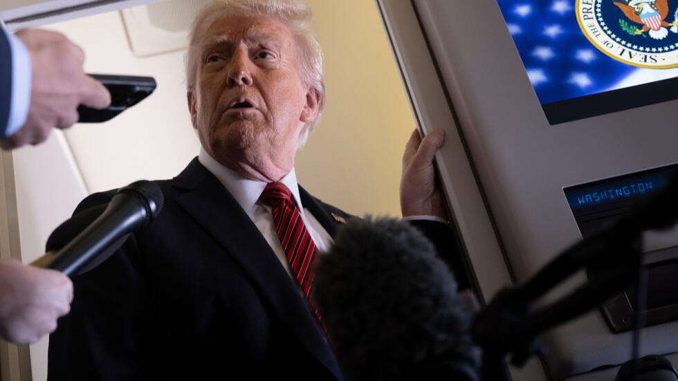 El presidente de EEUU, Donald Trump, habla con los periodistas en su avión oficial, el Air Force One, durante un vuelo entre Arabia Saudí y Catar el 14 de mayo de 2025