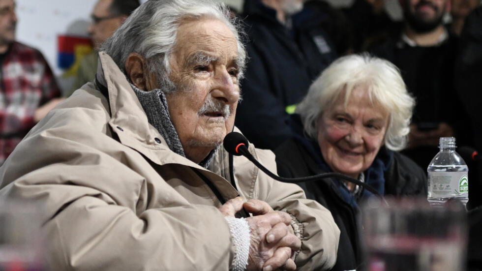 Foto de archivo del expresidente uruguayo José Mujica (izquierda) y su esposa, Lucía Topolansky, durante una conferencia de prensa en la sede del Frente Amplio en Montevideo el 27 de agosto de 2024.