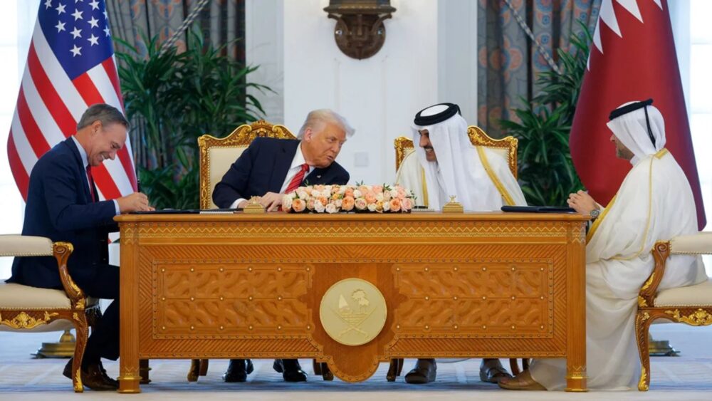 El presidente de Estados Unidos, Donald Trump, el emir de Qatar, Tamim bin Hamad Al Thani, y el CEO de Boeing, Kelly Ortberg, asisten a una ceremonia de firma en Doha, Qatar, el 14 de mayo de 2025.