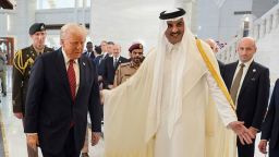 El emir de Qatar, el jeque Tamim bin Hamad Al Thani, recibe al presidente Donald Trump durante una ceremonia oficial de bienvenida en el Amiri Diwan de Doha, Catar, el 14 de mayo de 2025.