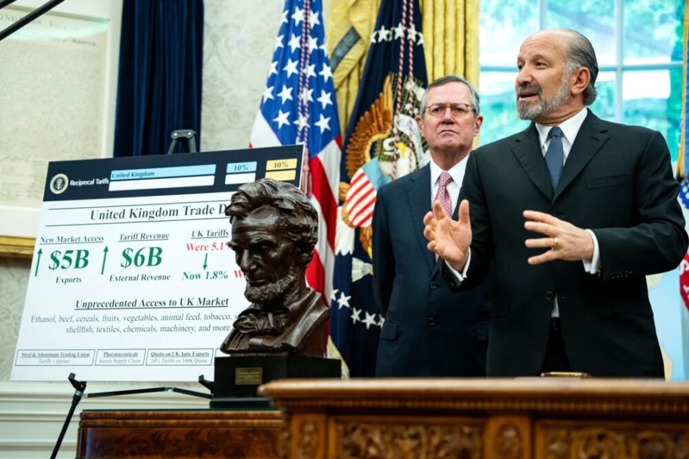 Howard Lutnick, secretario de Comercio de Estados Unidos, a la derecha, habla en el Despacho Oval de la Casa Blanca en Washington, el 8 de mayo de 2025.