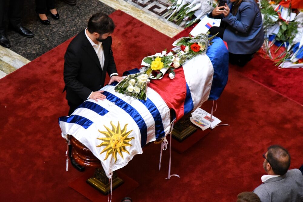 Gabriel Boric en el velatorio de José Mujica.