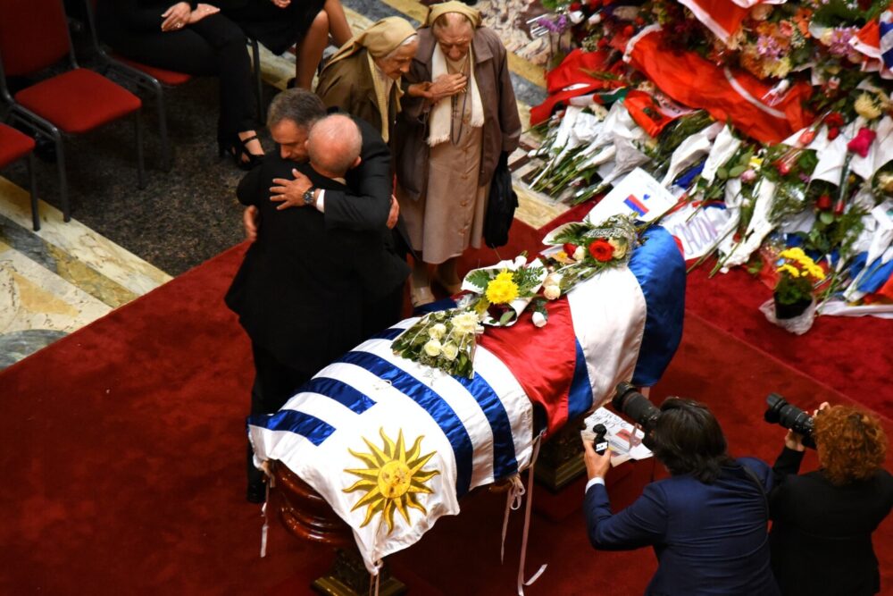 Yamandú Orsi abraza a Lula da Silva durante el velatorio de José Mujica. 