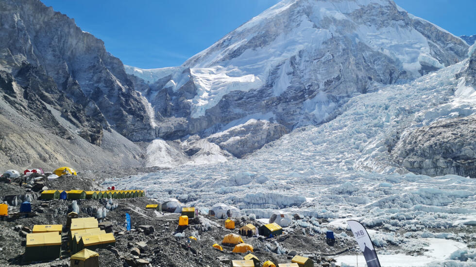 Las tiendas de unos montañistas en el campamento base del Everest, en el distrito nepalí de Solukhumbu, en una imagen del 18 de abril de 2024