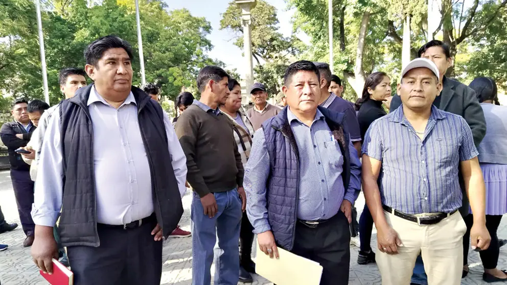 Dirigentes del Distrito 15, quienes rechazan el ingreso de basura y aguardan diálogo con el Juzgado Agroambiental./MELISSA REVOLLO