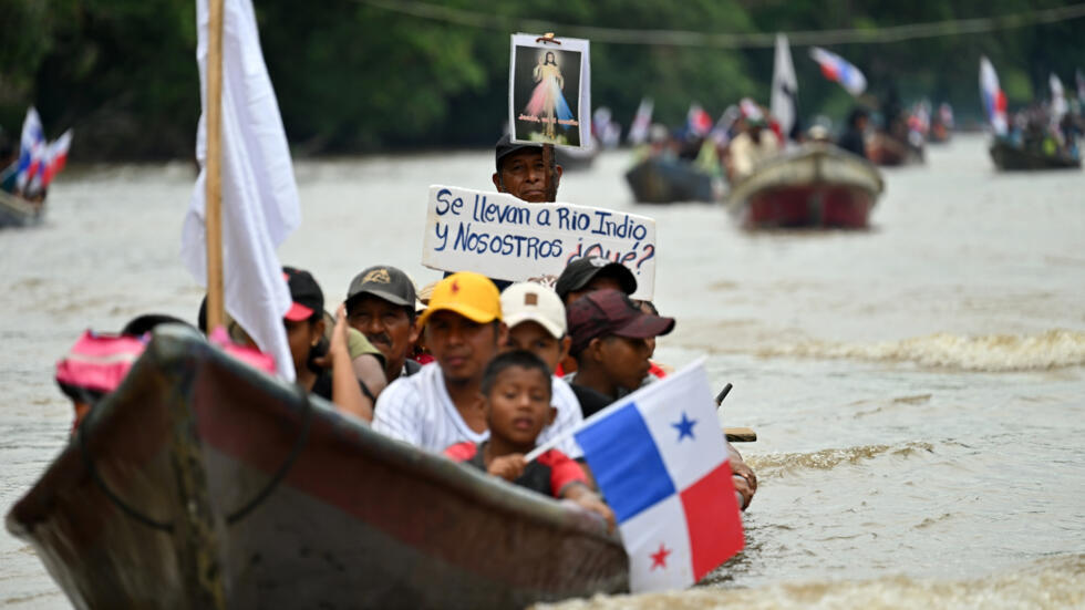 Manifestantes protestan en bote contra la construcción de un nuevo embalse en el canal de Panamá, río Indio, Panamá, el 16 de mayo de 2025