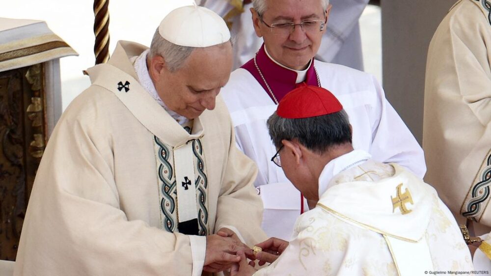 Vatikan 2025 | Amtseinführung Papst Leo XIV. | Kardinal Luis Tagle überreicht dem neuen Papst den Fischerring
