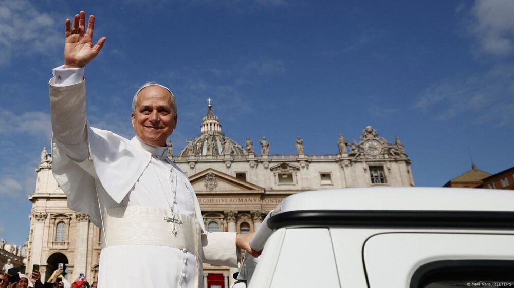 Vatikan 2025 | Amtseinführung Papst Leo XIV. | Papst Leo XIV. fährt im Papamobil zu seiner Amtseinführung