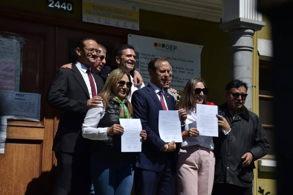 Jorge Quiroga y sus aliados muestran el registro de la alianza Libre, el miércoles.