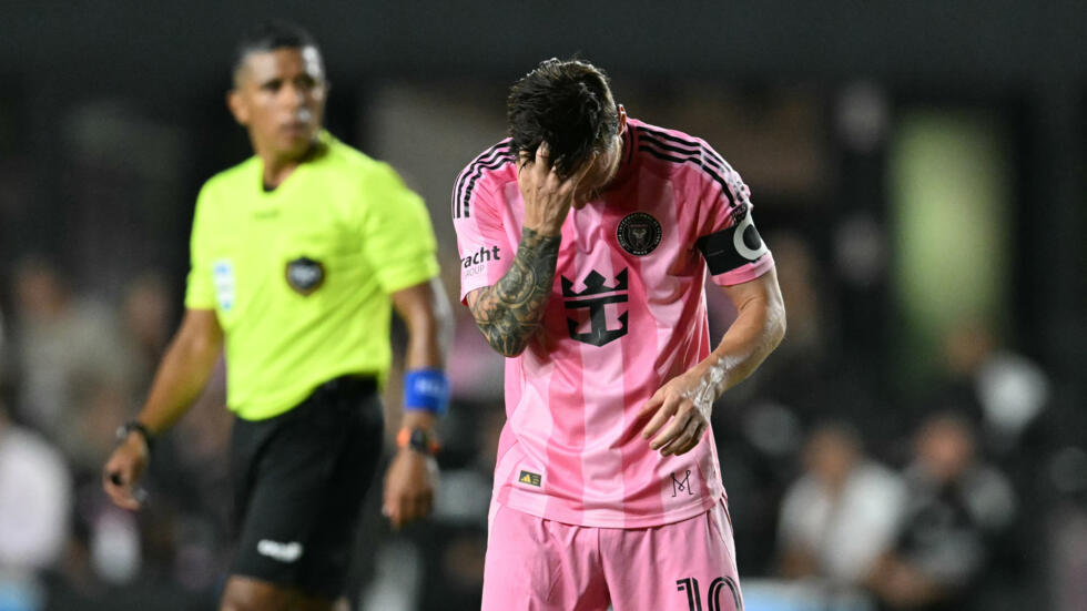 Lionel Messi frustrado tras la goleada sufrida por el Inter Miami el 18 de mayo de 2025 ante Orlando City en la MLS