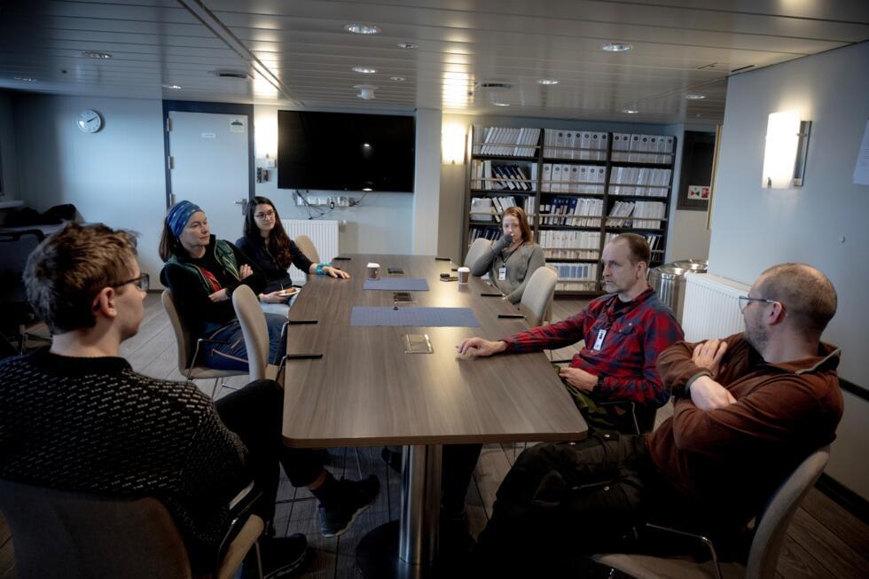 Una reunión a bordo del buque 'Kronprins Haakon' el 4 de abril de 2025 en la isla de Spitsbergen, en el archipiélago ártico de Svalbard, en Noruega