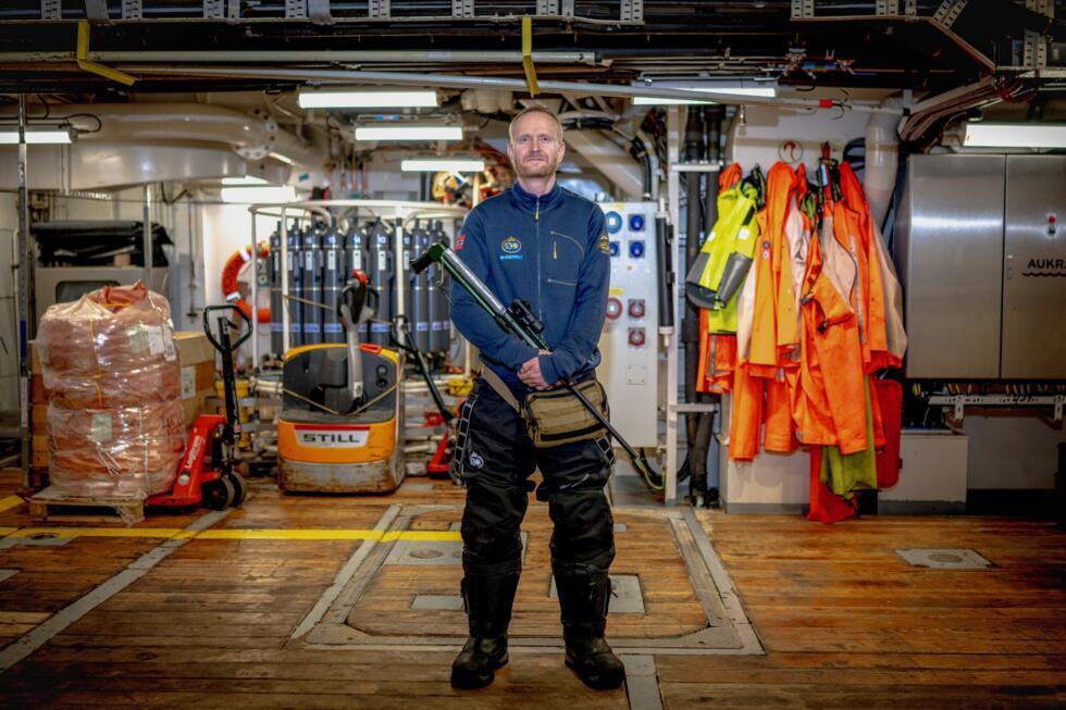 El veterinario noruego Rolf Arne Olberg posa en el buque 'Kronprins Haakon' con un rifle de aire comprimido para sedar a osos polares, el 12 de abril de 2025 en la isla de Spitsbergen, en el archipiélago ártico de Svalbard