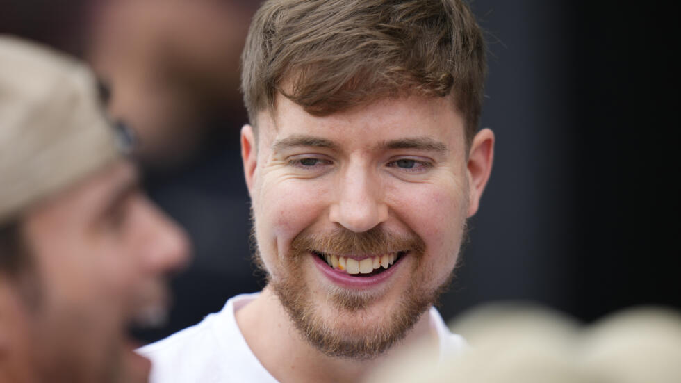 El youtuber estadounidense James Donaldson "Mr. Beast" asiste a un partido de fútbol entre el Inter Miami y el CF Montréal el 10 de marzo de 2024 en Fort Lauderdale, Florida